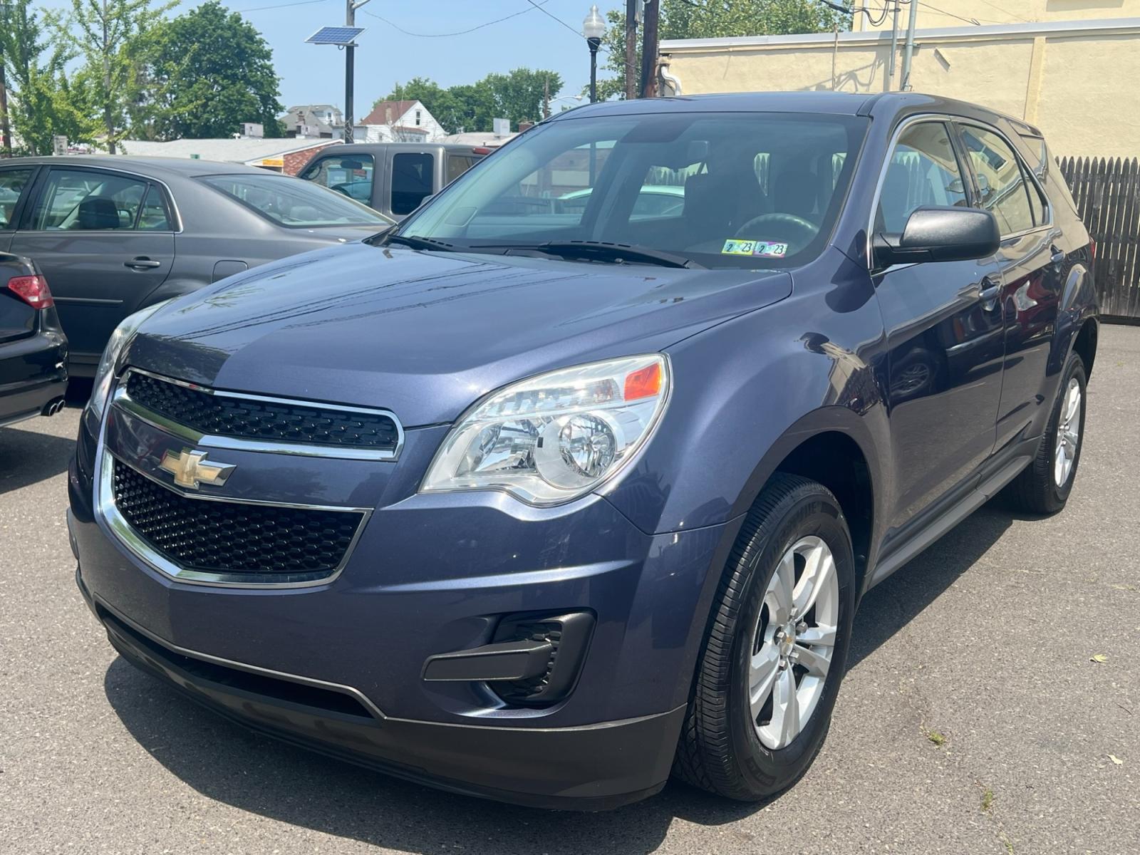 2014 Blue /gray Chevrolet Equinox (2GNALAEK4E6) , located at 1018 Brunswick Ave, Trenton, NJ, 08638, (609) 989-0900, 40.240086, -74.748085 - Super Clean Chevy Equinox with only 69k miles on it, serviced up and ready to go. Call Anthony to set up an appt to see and drive, 609-273-5100 - Photo #3